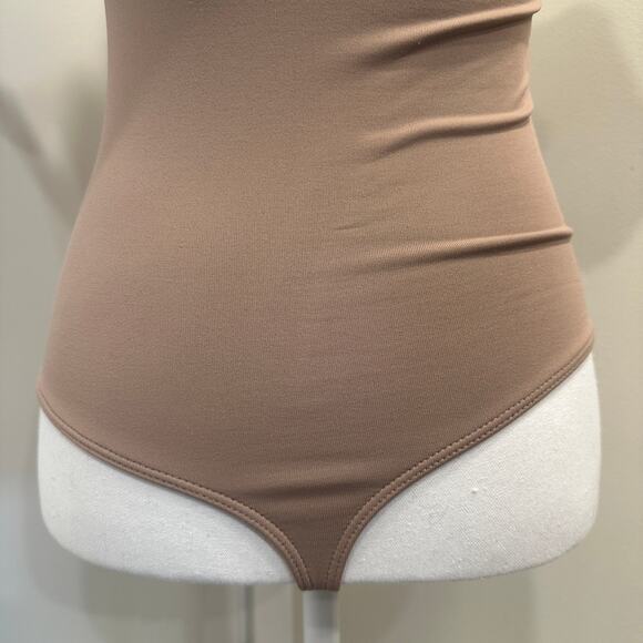 Aritzia Babaton Contour Square Neck Bodysuit Tan Short Sleeve Basic Layer Medium - Picture 7 of 11